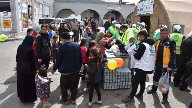 Malatya'da depremzedelere günde 10 bin kişilik sıcak yemek dağıtıyorlar