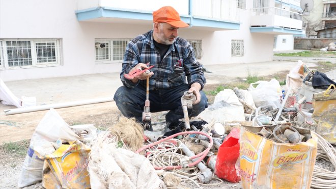 Dükkanını yeniden açabilmek için molozun içinde aletlerini arıyor