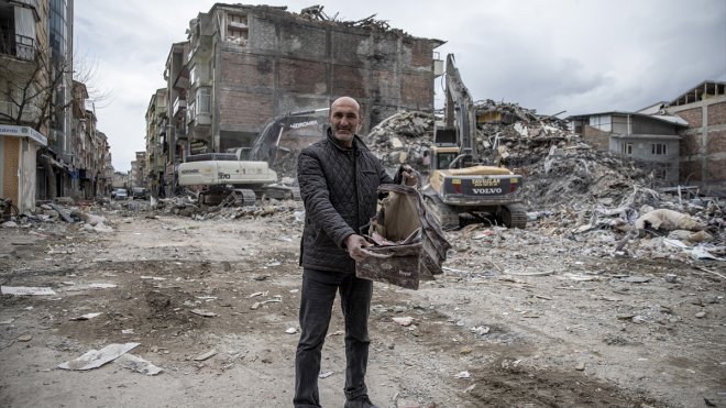 Malatya'da enkaz kaldıran hafriyatçı, bulduğu para dolu çantayı polise teslim etti