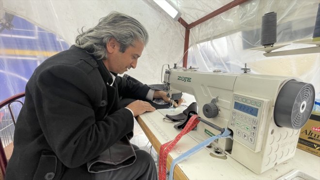 Enkazdan çıkardığı dikiş makinesiyle çadırda yeni iş yerini kurdu