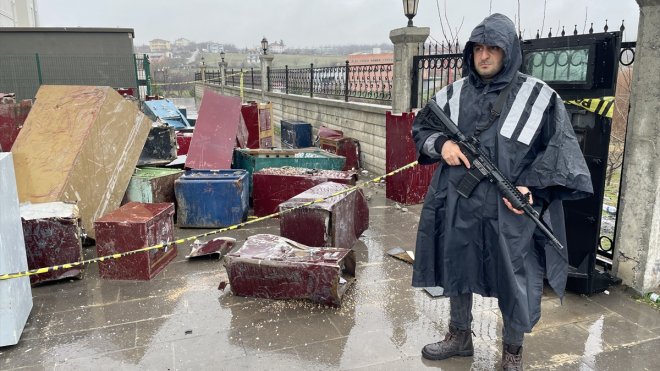 Enkazdan çıkarılan değerli eşyalar polis gözetiminde muhafaza ediliyor