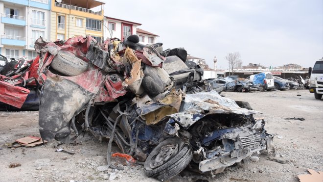 Enkazdan çıkarılan hurdaya dönmüş araçlar sahiplerini bekliyor