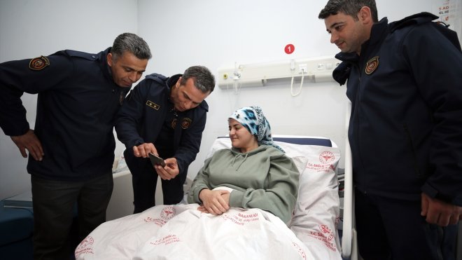 Enkazdan kurtardıkları depremzede kadını hastanede ziyaret ettiler