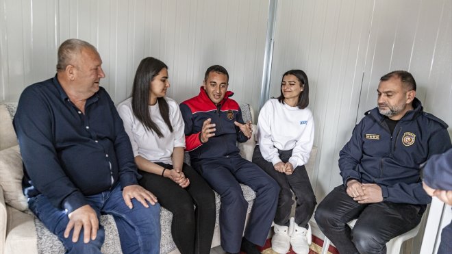 Enkazdan sağ çıkarılan kız kardeşler, kendilerini kurtaran itfaiye ekibiyle buluştu