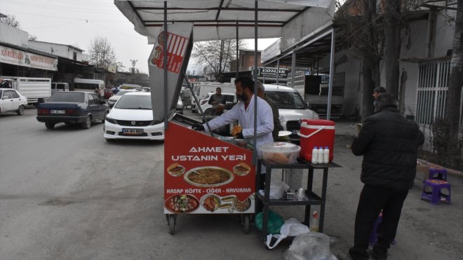 Ev ve iş yerleri yıkılan iş insanı, oğluyla seyyar satış yaparak hayata tutunuyor