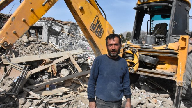 Evi yıkılan "Kepçeci Ali" mahallesindeki depremzedelerin yardımına koştu