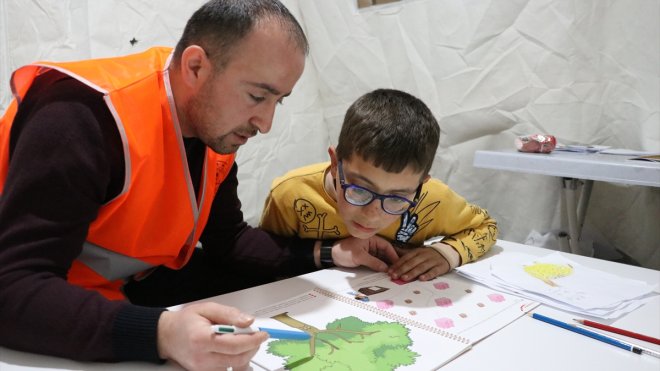 Gönüllü eğitim neferleri Malatya'daki depremzede çocuklar için görev başında