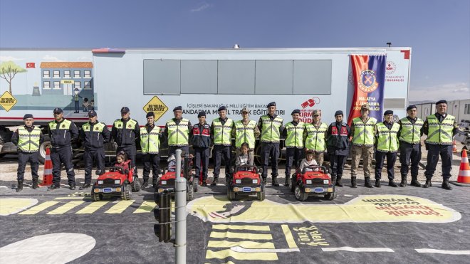 Jandarma ekipleri 3 bine yakın depremzede çocuğa trafik eğitimi verdi
