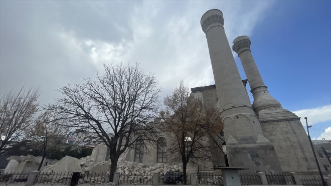 Kaderi depremlerle örülen "Teze Cami" asrın felaketine dayanamadı