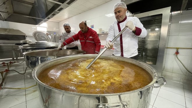 Kızılay gönüllüleri, onardıkları öğretmenevi yemekhanesinde günde 15 bin kişilik yemek hazırlıyor