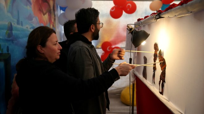 Malatya'da konteyner kentte kalan çocuklara "Karagöz ve Hacivat" gösterisi