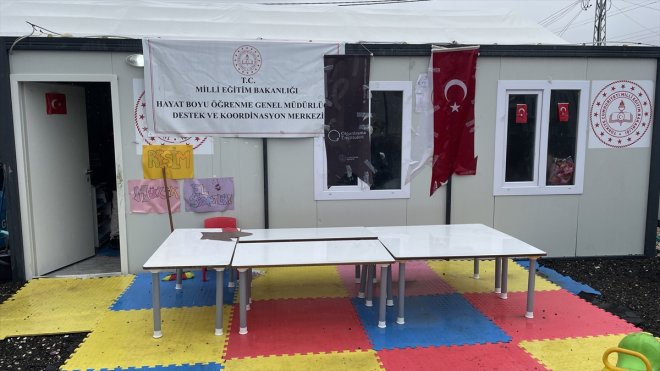 Konteyner kentteki kadınlar örgüyle, çocuklar oyunlarla depremin acısını unutmaya çalışıyor