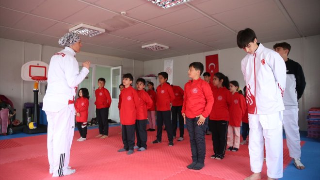 Konteynerde kalan milli sporcu, depremzede çocuklara tekvando eğitimi veriyor