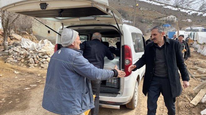 MALATYA - Konut, ahır ve ağılları hasar gören vatandaşların yaraları sarılıyor1