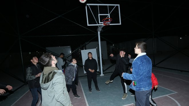 Malatya'daki en büyük konteyner kentte akşam da yaşam sürüyor