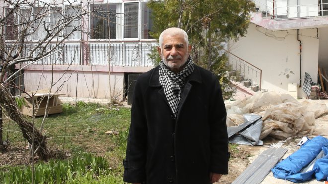 Malatyalı terzi, enkazdan çıkardığı dikiş makineleriyle hayata tutunmayı planlıyor