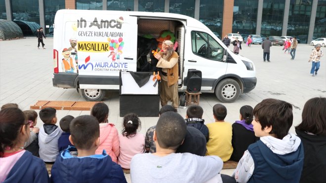 Meddah Amca geveze kuklalarıyla depremzede çocukları güldürüyor