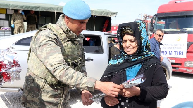 Malatya'da Mehmetçik, depremzede kadınlara karanfil verdi