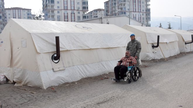 Mehmetçikten engelli depremzedeye tekerlekli sandalye