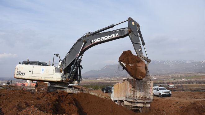 Malatya'nın Doğanşehir ilçesinde kalıcı konutlar için ilk kazma vuruldu