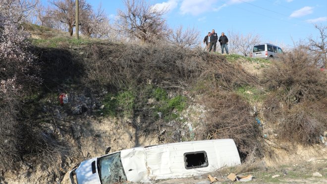 Malatya'da öğrenci servisinin devrilmesi sonucu 4'ü öğrenci 5 kişi yaralandı