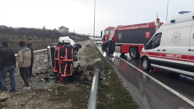 Malatya'da şarampole devrilen otomobildeki 3 kişi yaralandı