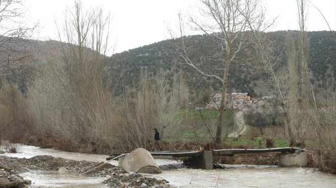 Malatya'da selde hasar gören köprü ile yol yenileniyor