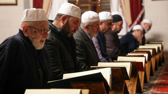 Somuncu Baba Külliyesi'nde mukabele geleneği asırlardır sürdürülüyor