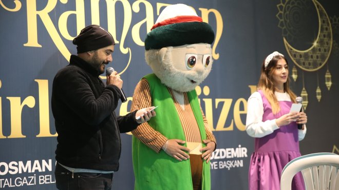 Tiyatro oyuncularından ramazan ayında depremzede çocuklara moral