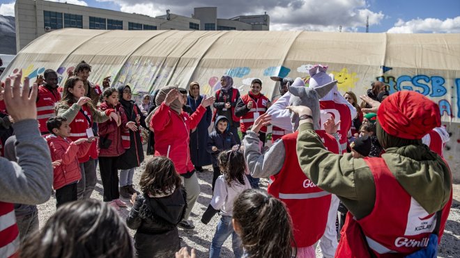 Türk Kızılay gönüllüleri, depremzede çocuklara moral oluyor