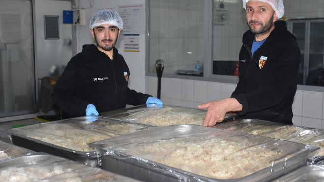 Türk Kızılay Malatya'da 39 STK ile depremzedelere sıcak yemek veriyor