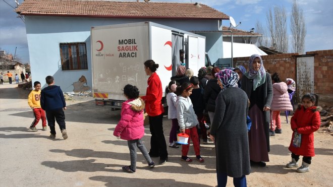 MALATYA - Türk Kızılay, mobil sağlık aracıyla depremzedelere sağlık hizmeti verdi1