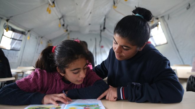 Üniversite mezunu depremzede gençler, okul çağındaki çocuklar için sahada