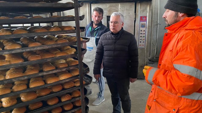 Mehmetçik, Doğanşehir'de depremzedeler için ekmek üretiyor