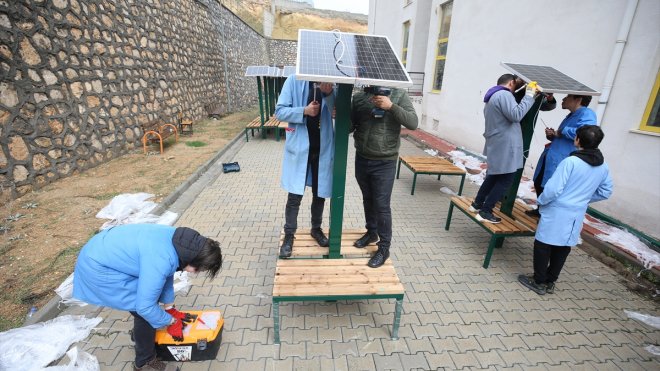 Meslek lisesiler Malatyalı depremzedeler için güneş enerjisi bankları kurdu