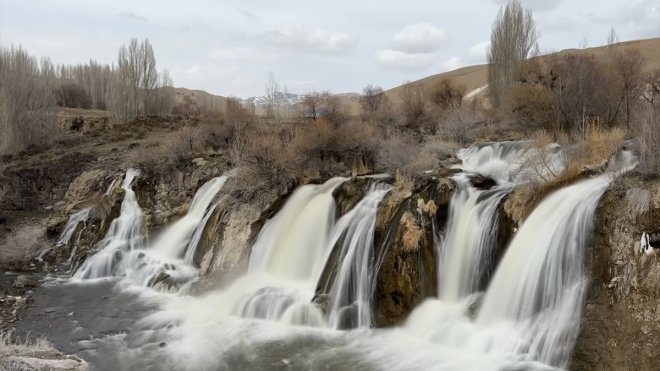 Muradiye Şelalesi karların erimesiyle daha coşkulu akmaya başladı1