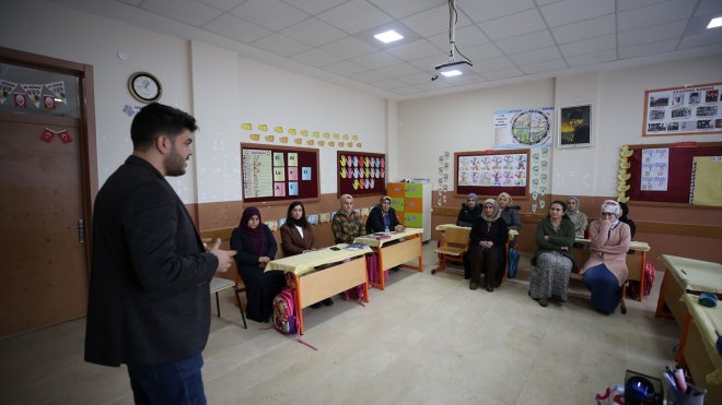 Muş'ta akademisyenler, kadınları "şiddet ve erken yaşta evlilik" konusunda bilgilendirdi