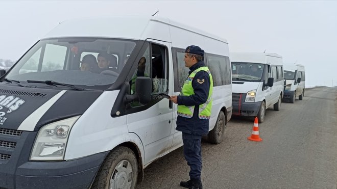 MUŞ - Jandarma ekipleri öğrenci servis araçlarını denetledi1