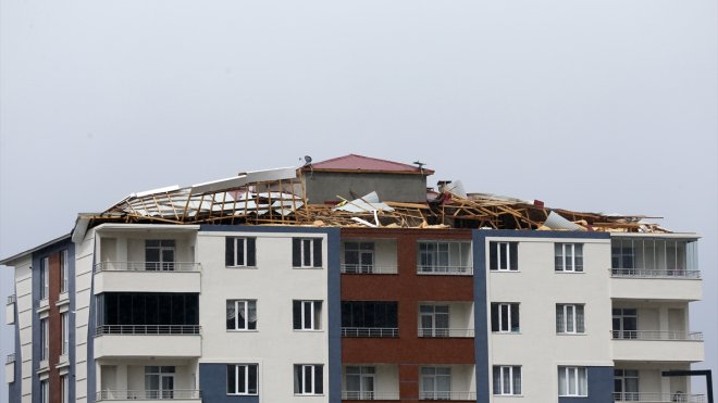 Muş'ta fırtına nedeniyle bazı binaların çatılarında hasar oluştu