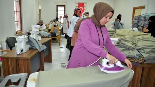 Muş'ta gönüllü kadınlar depremzedeler için kıyafet dikiyor