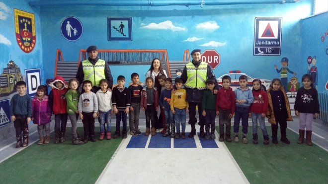Muş'ta jandarmadan öğrencilere trafik eğitimi