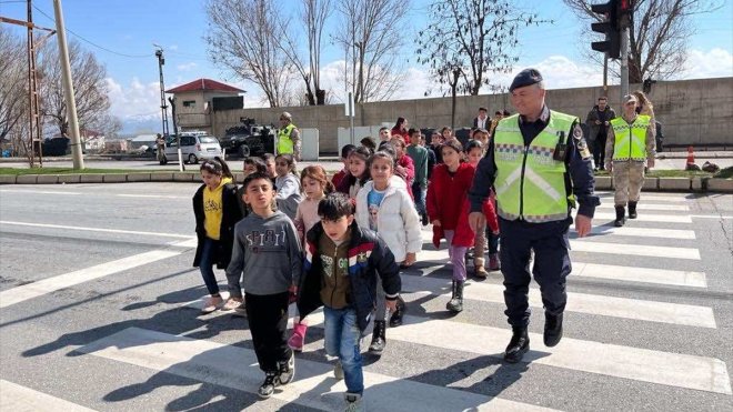 Muş'ta jandarmadan öğrencilere uygulamalı trafik eğitimi