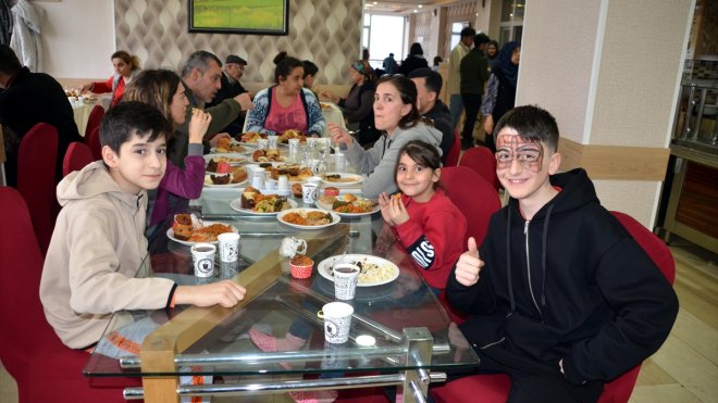 Muş'ta öğrenci ve veliler evlerinde yaptıkları yemekleri depremzedelere ikram etti