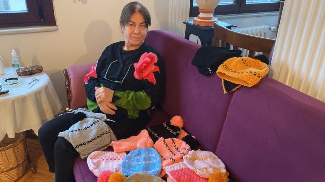 Ördüğü bereler depremzede çocukları ısıtıyor
