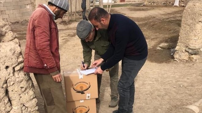 Özalp Belediyesi ihtiyaç sahibi ailelere ramazan kolisi dağıttı