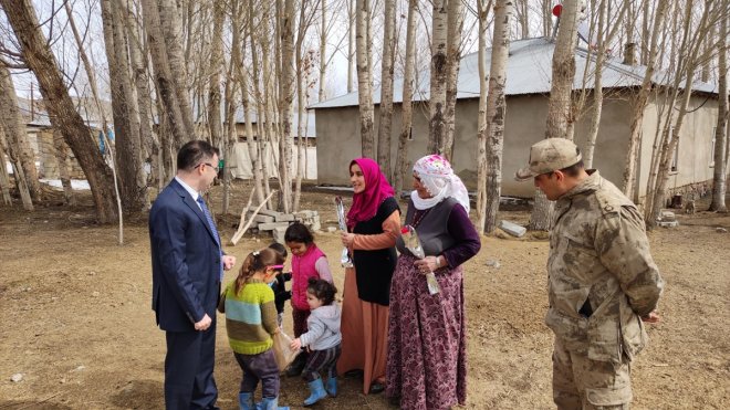 Özalp Kaymakamı Muhammed Emin Nasır kadınlara karanfil dağıttı