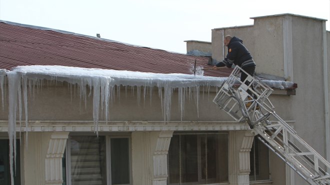Özalp'ta çatılardaki buz sarkıtları temizlendi