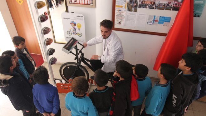 Özalp'ta "Meraklı Mucitler" sergisi açıldı