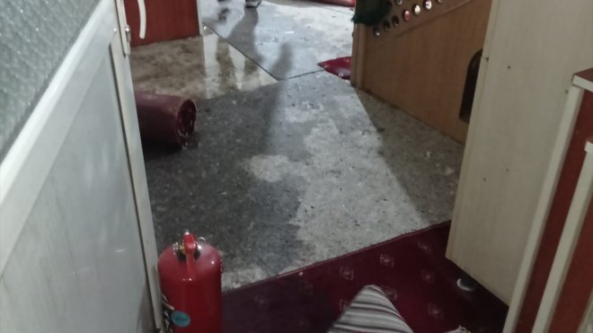 Özalp'te kazan dairesindeki borunun patlaması sonucu 3 iş yerini su bastı