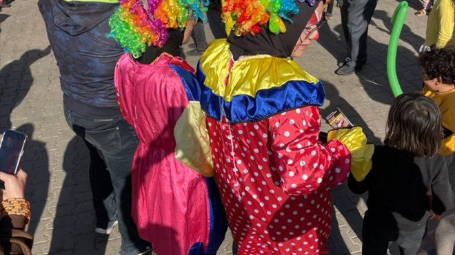 Sivaslı muhtarlar Malatya ve Adıyaman'da depremzede çocuklara oyuncak hediye etti